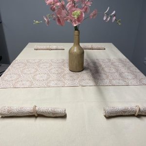 Mantel Cora, 150 x 150cm + camino de mesa 35 x 150cm + 4 servilletas